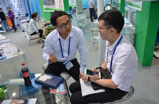 三纬码公司自动化工程师段金敏先生(左一)